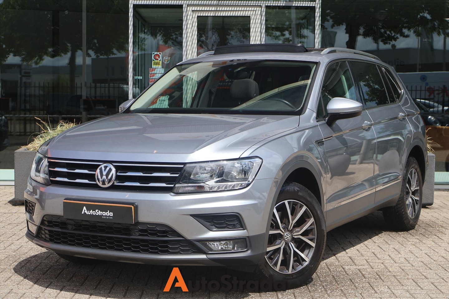 Volkswagen Tiguan Allspace - 1.5 Comfortline TSI 150pk | ACC | Pano | Trekhaak | Stoelverwarming | Climate | Keyless | - AutoWereld.nl