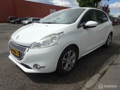 Peugeot 208 - 1.2 VTi Allure, Trekhaak, Nav