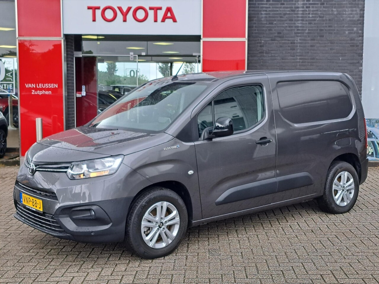 Toyota PROACE CITY Electric - FIRST EDITON 50KWH NL-AUTO 1E-EIG APPLE/ANDROID LEDER CAMERA PARK-SENSOREN CRUISE 16'' LM- - AutoWereld.nl