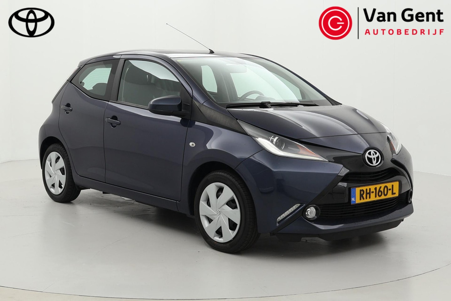 Toyota Aygo - 1.0 VVT-i x-play | Fietsensteun | Airco | Camera | Elektrische ramen voor | Bluetooth - AutoWereld.nl