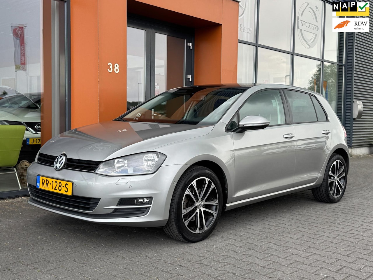 Volkswagen Golf - 1.2TSI|PDC|Climate|Stoelv.|Bluetooth|Isofix - AutoWereld.nl