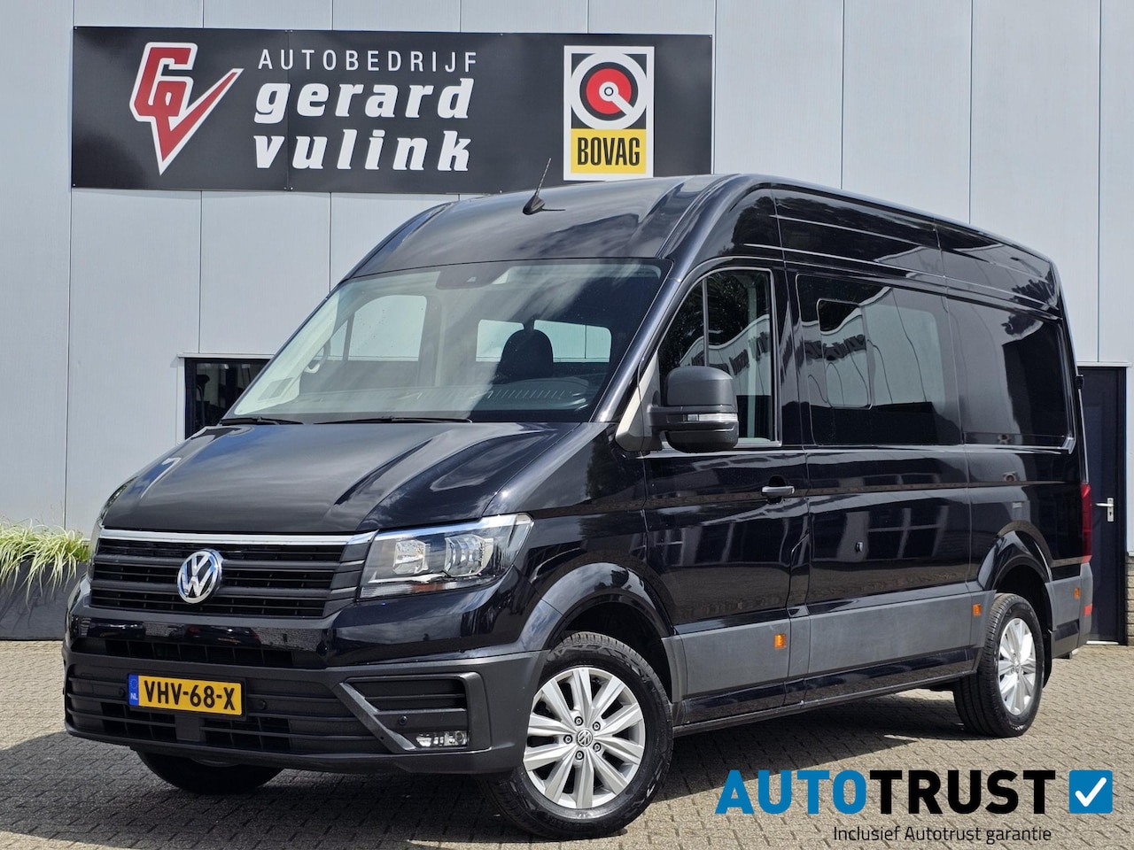 Volkswagen Crafter - 2.0 TDI 140PK L3H3 Highline CRUISE NAV TREKHAAK - AutoWereld.nl