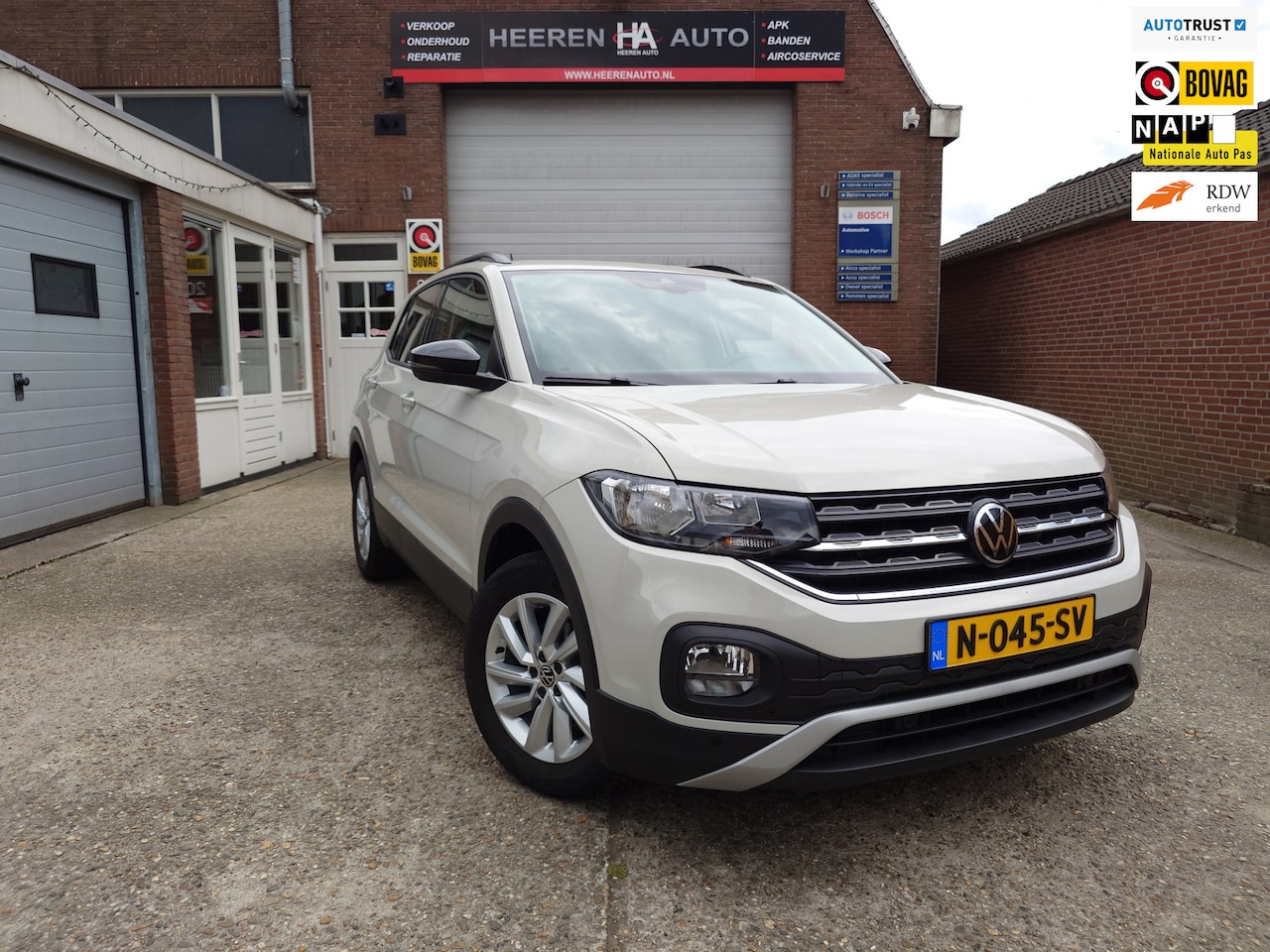 Volkswagen T-Cross - 1.0 TSI Life 1.0 TSI Life, 1e Eigenaar, Dealer onderhouden, Navigatie - AutoWereld.nl