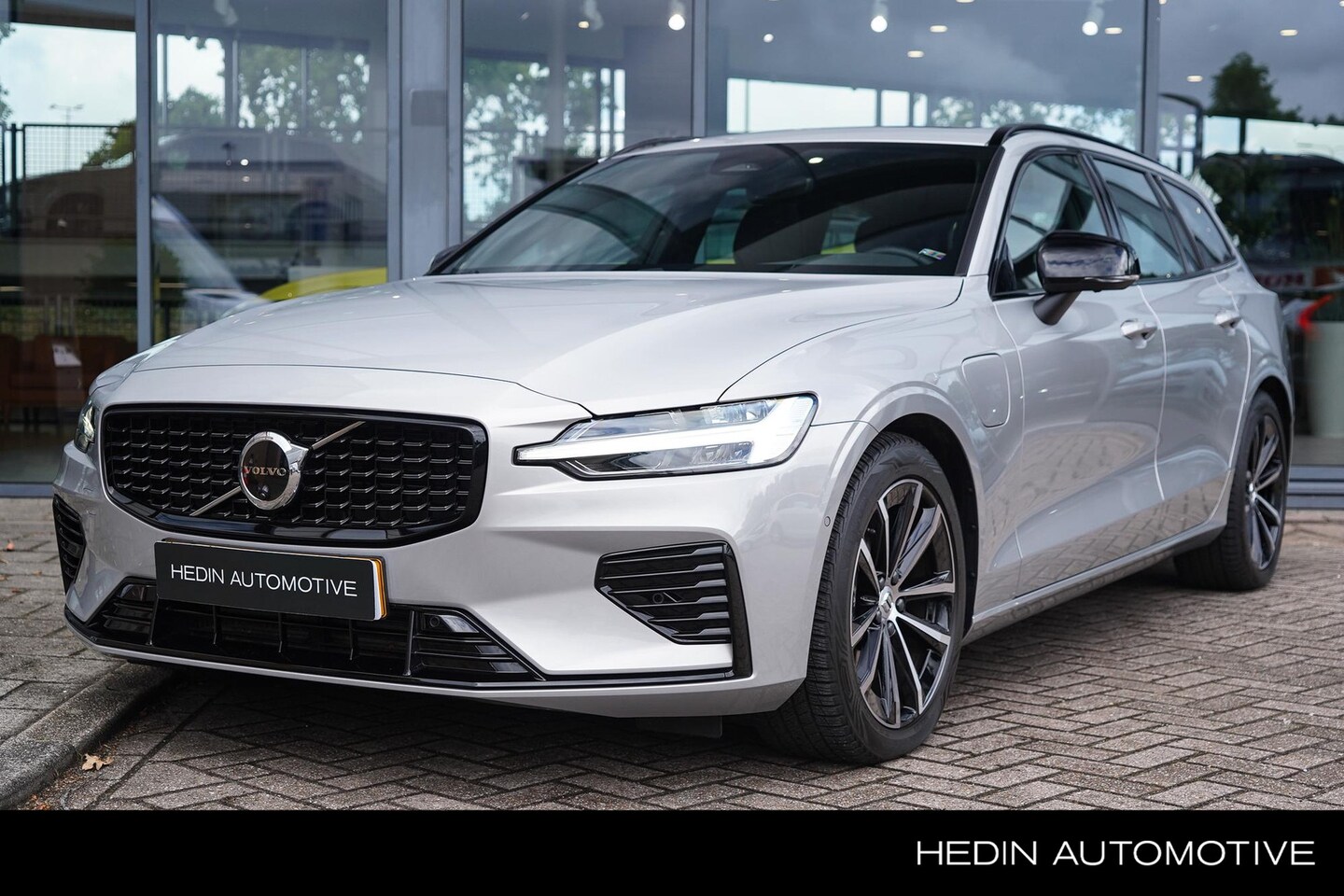 Volvo V60 - T6 Recharge AWD Plus Dark Visual Park Assist | Verwarmbare voorruit | Elektrisch wegklapba - AutoWereld.nl