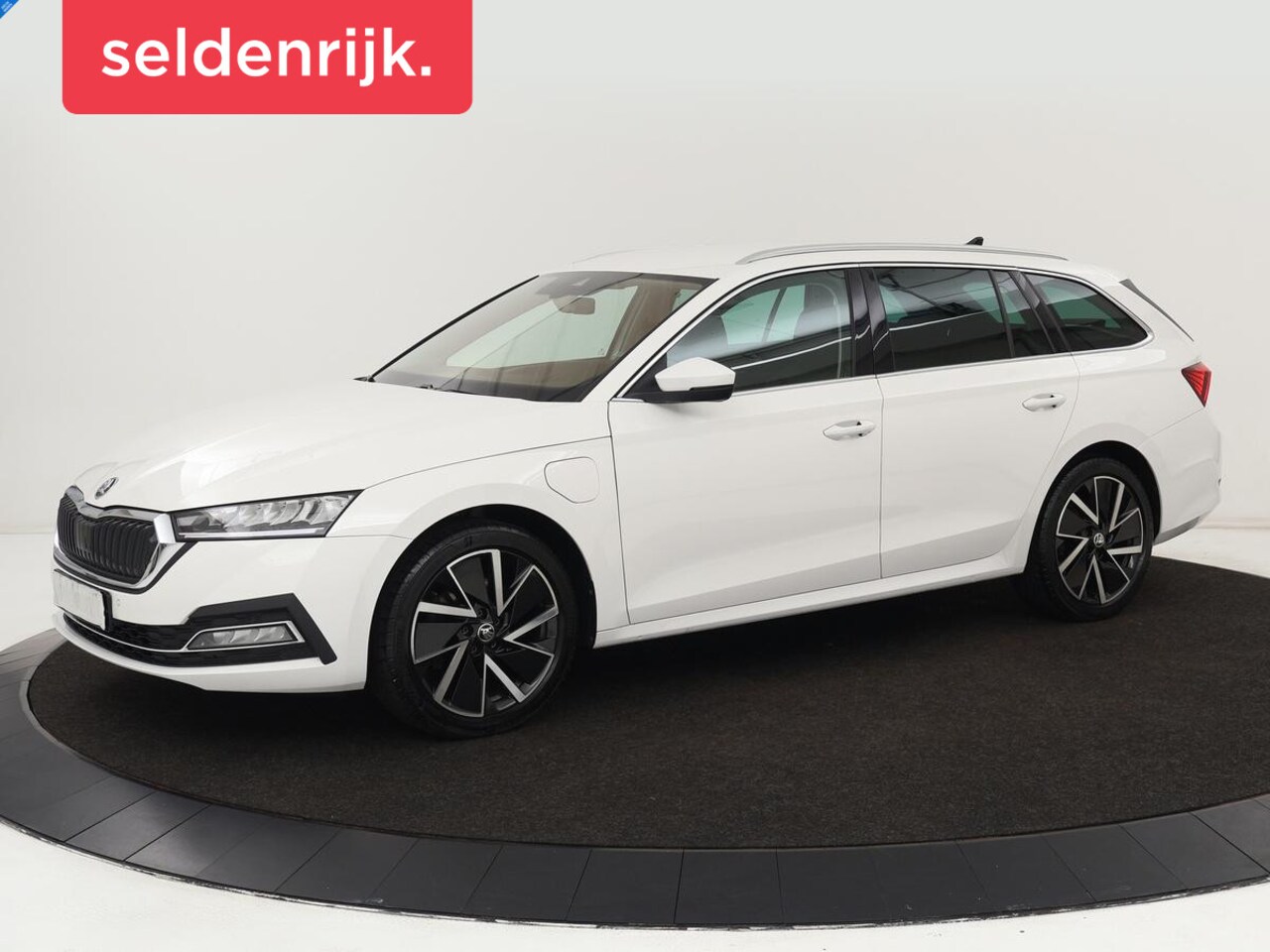 Skoda Octavia - 1.4 TSI iV Business Edition Plus | Head-Up | Camera | Stoelverwarming | Side Assist | Acht - AutoWereld.nl