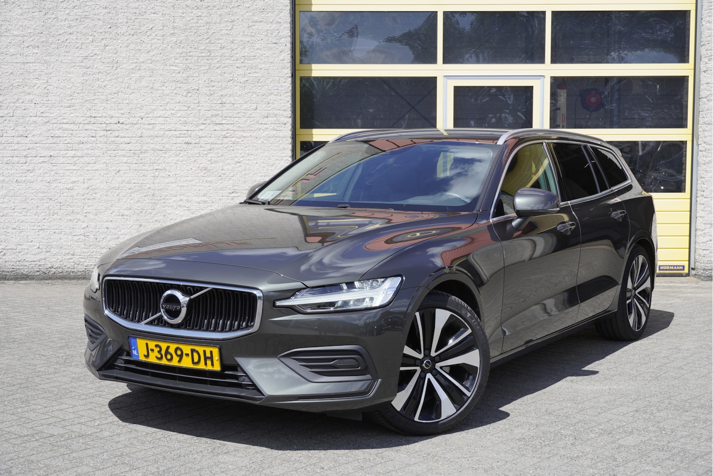 Volvo V60 - 2.0 T4 Momentum Pro BJ2020 Lmv 19" | Led V+A | Pdc | Navi | Elek. trekhaak | Elek. achterk - AutoWereld.nl