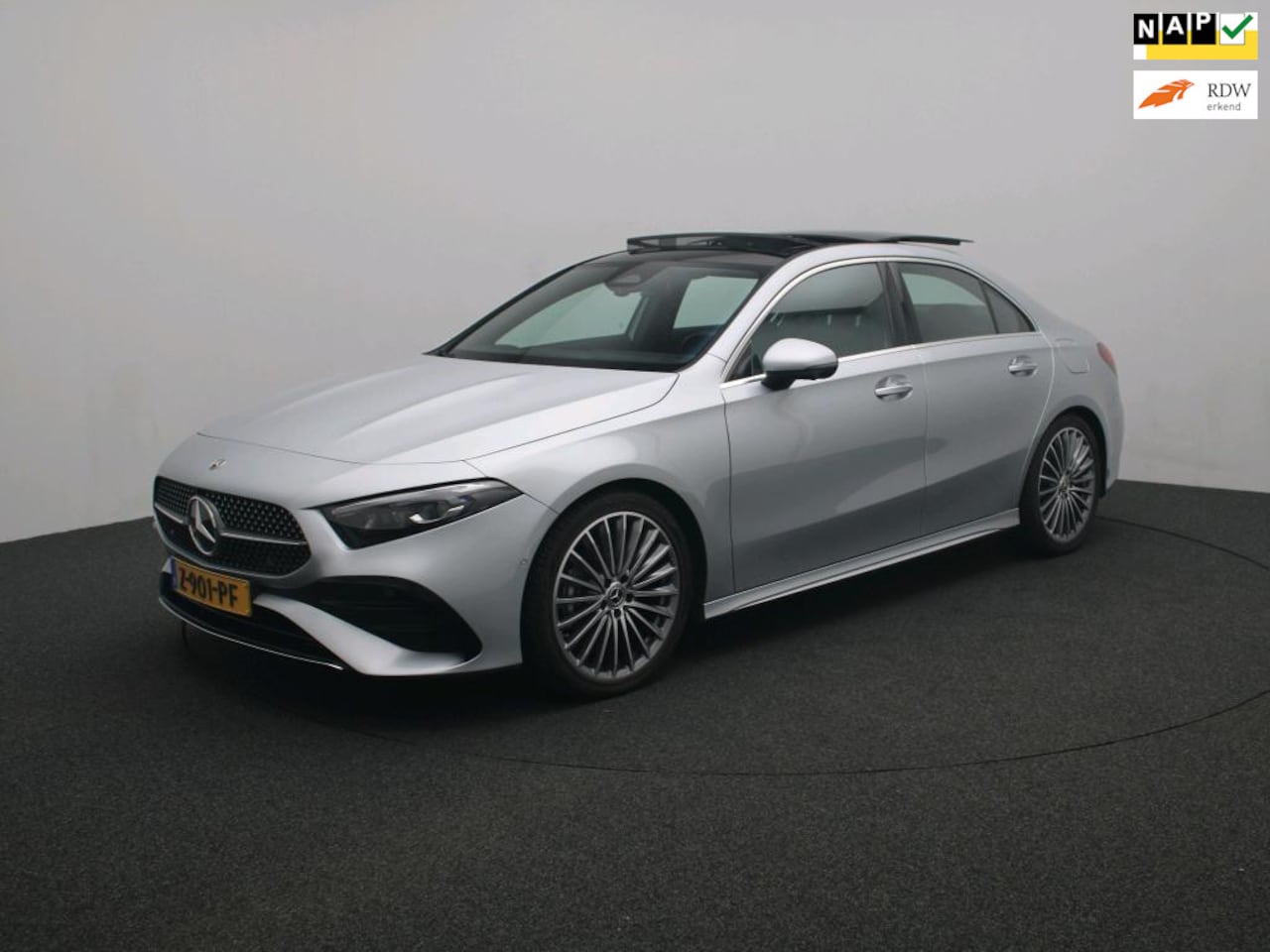 Mercedes-Benz A-klasse - 180 Star Edition AMG Line Plus | Pano | 19 inch - AutoWereld.nl