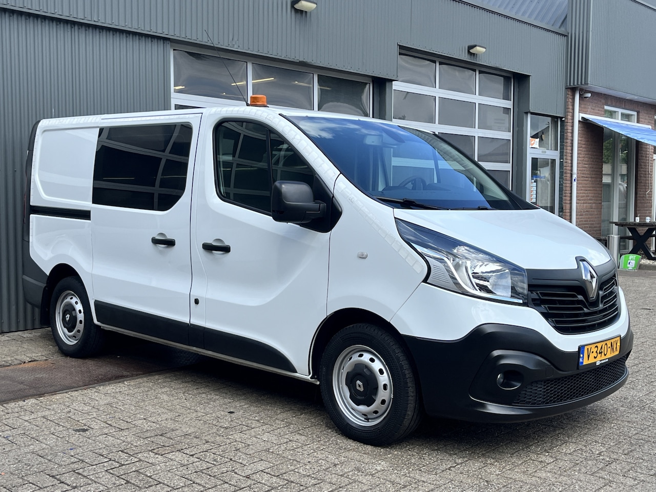 Renault Trafic - 1.6 dCi L1H1 Airco Cruise control Kastinrichting Trekhaak 2000kg trekgewicht Parkeersensor - AutoWereld.nl