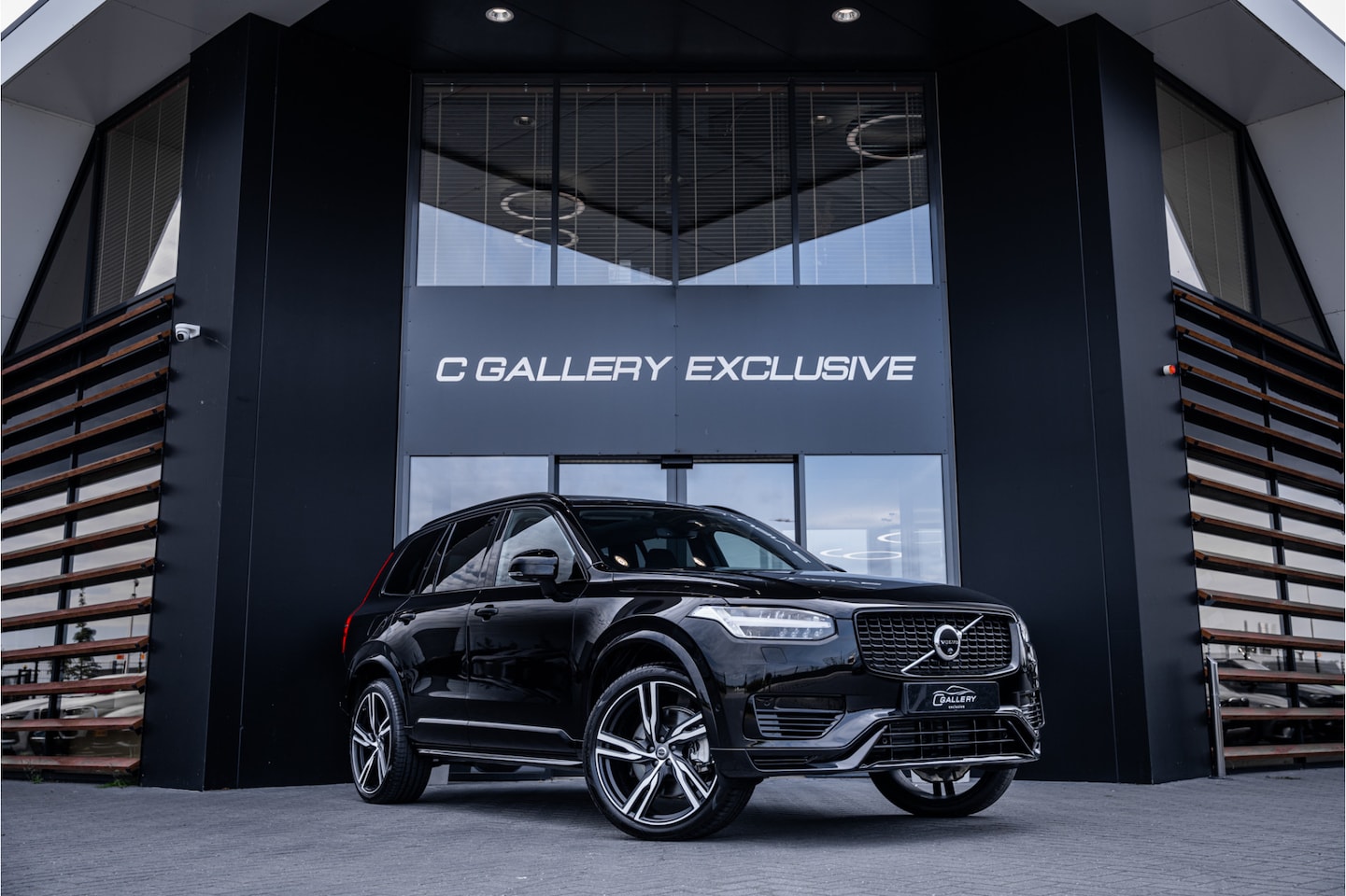 Volvo XC90 - 2.0 T8 Recharge AWD Plus Dark - Panorama | Luchtvering | H&K | Memory | Elek. Trekhaak - AutoWereld.nl