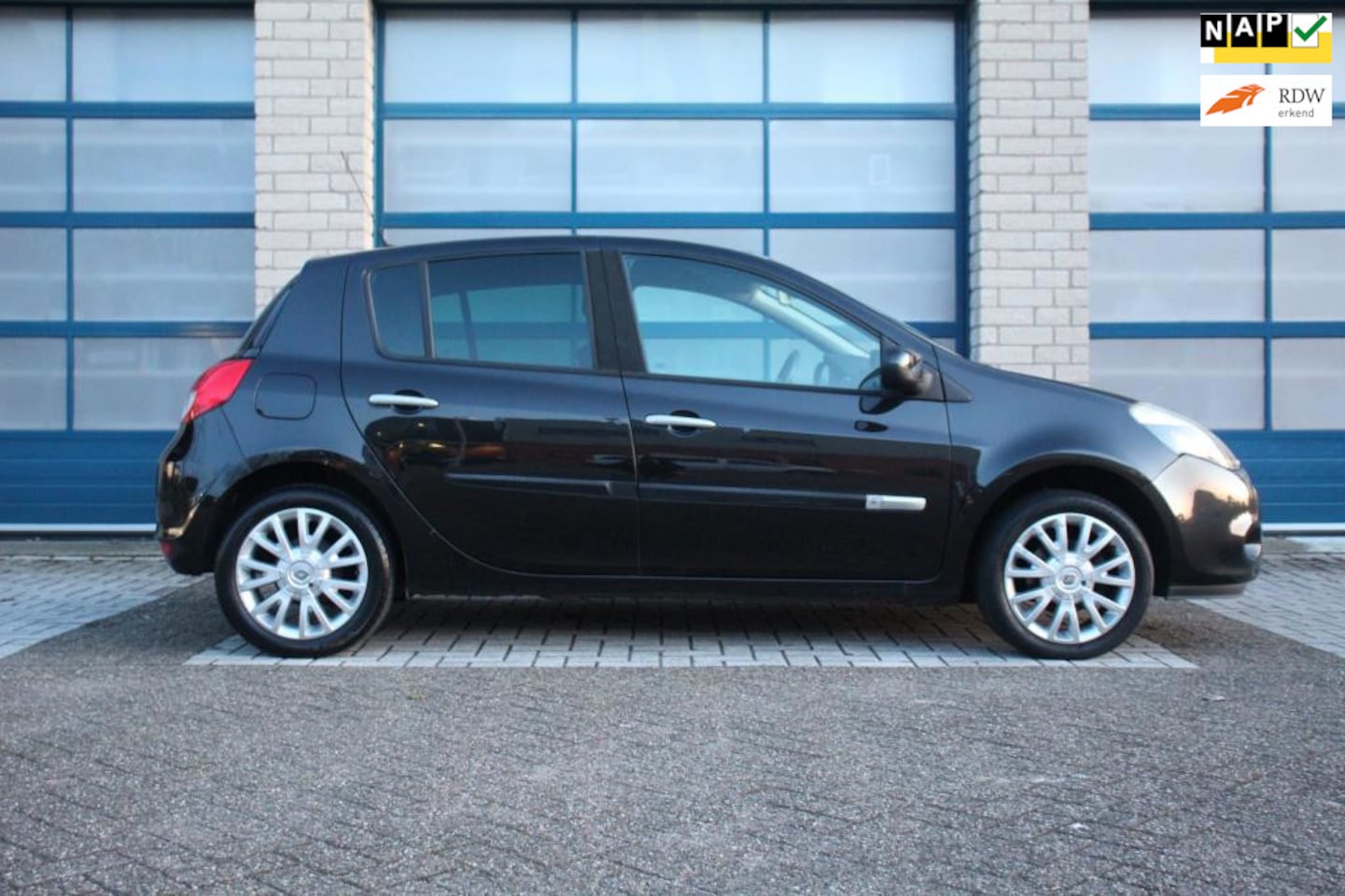 Renault Clio - 1.2 20th Anniversary 5drs - Clima - isofix - Navi - Lm velgen - NAP - AutoWereld.nl