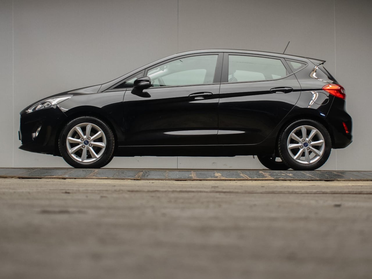 Ford Fiesta - 1.1 Sport (APPLE CARPLAY,NAVI,LED,CRUISE,CLIMATE,SPORTSTOELEN,PDC,GETINT,PDC,NETTESTAAT) - AutoWereld.nl