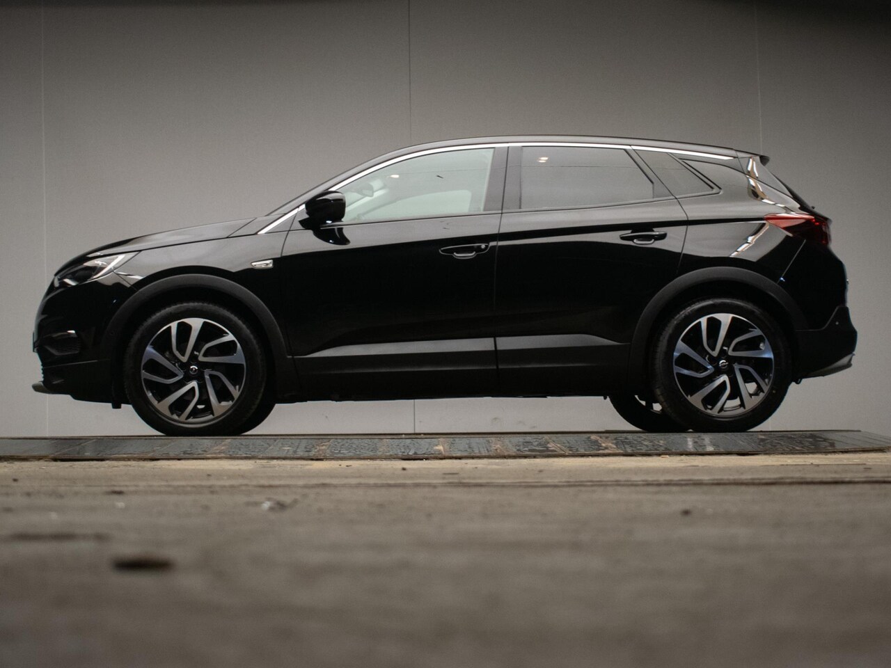 Opel Grandland X - 1.6 Turbo Business Executive Sport 181 PK (APPELCAR PLAY,NAVI,LED,STOELVERWARMING/VERKOELI - AutoWereld.nl