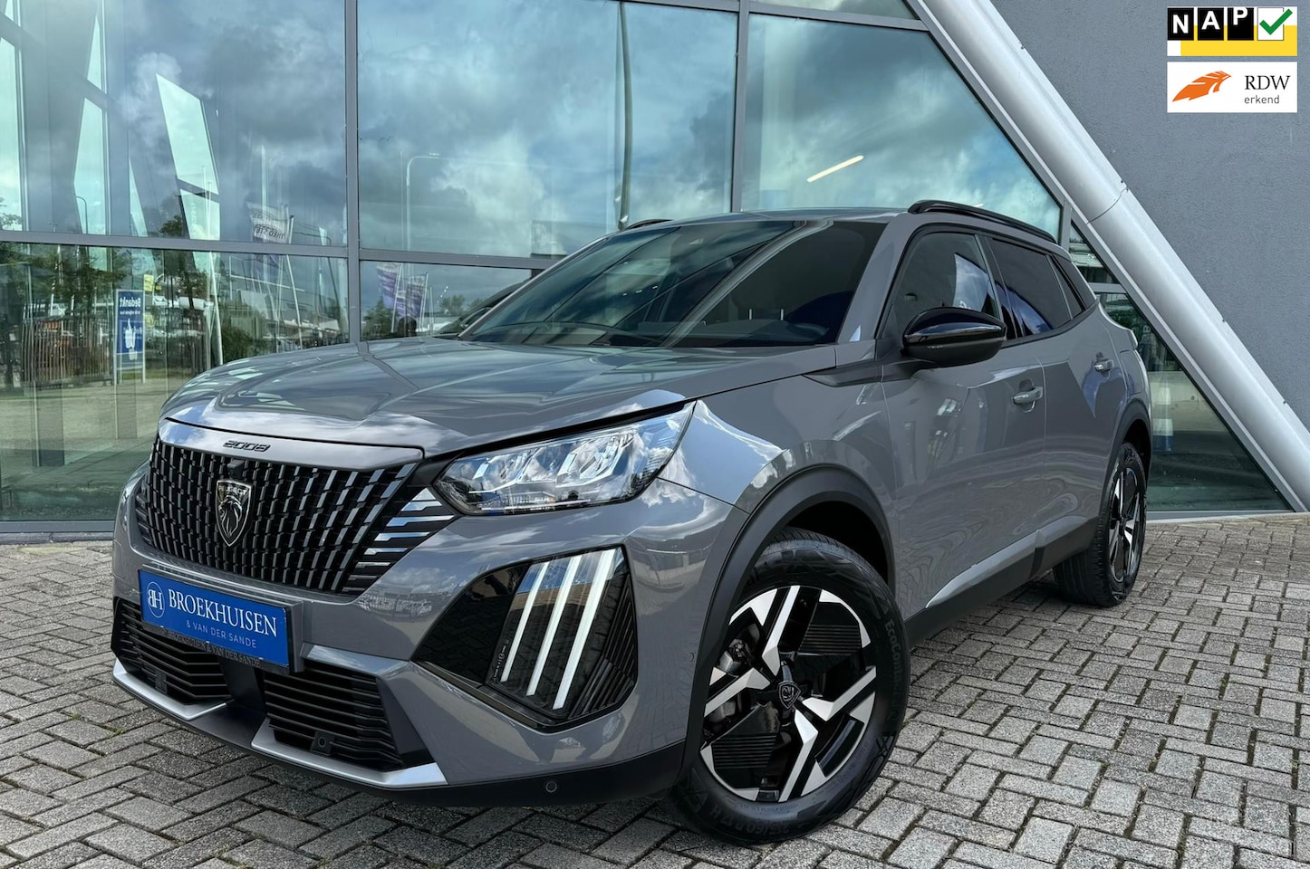 Peugeot 2008 - 1.2 Hybrid 136pk Allure Automaat / 360 Camera / Virtual Dashboard - AutoWereld.nl