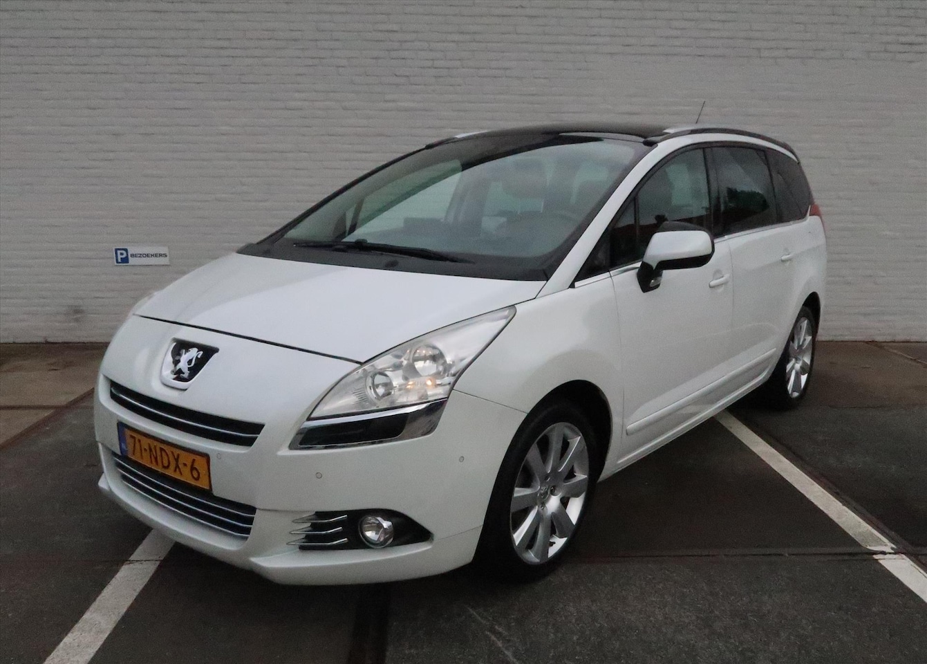 Peugeot 5008 - 1.6 THP 16V 155pk 7-PERSOONS I Panoramadak I Cruise Control I HUD I Climate Control I Trek - AutoWereld.nl