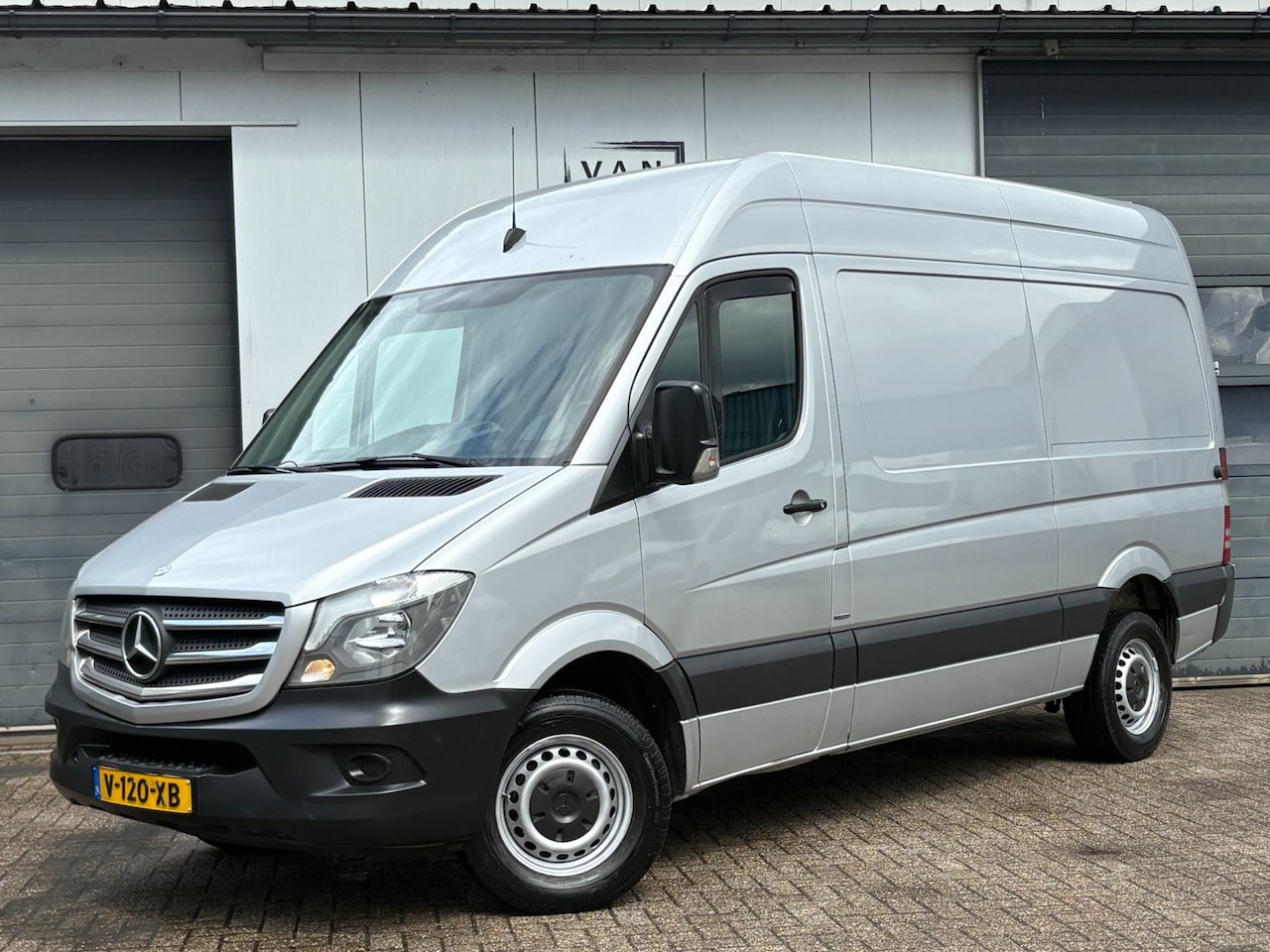 Mercedes-Benz Sprinter - 319 3.0 BlueTEC L2H2 Airco Cruise Camera 3-pers. - AutoWereld.nl