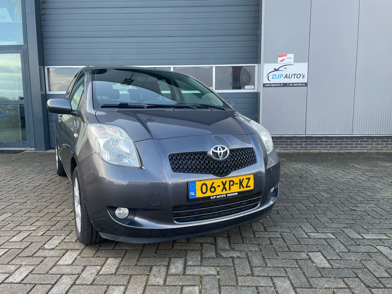 Toyota Yaris - 1.3 VVTi Sol 5 Deurs Hatchback met o .a. Airco / LM-velgen / Trekhaak Etc! - AutoWereld.nl