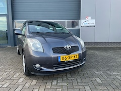 Toyota Yaris - 1.3 VVTi Sol 5 Deurs Hatchback met o .a. Airco / LM-velgen / Trekhaak Etc!
