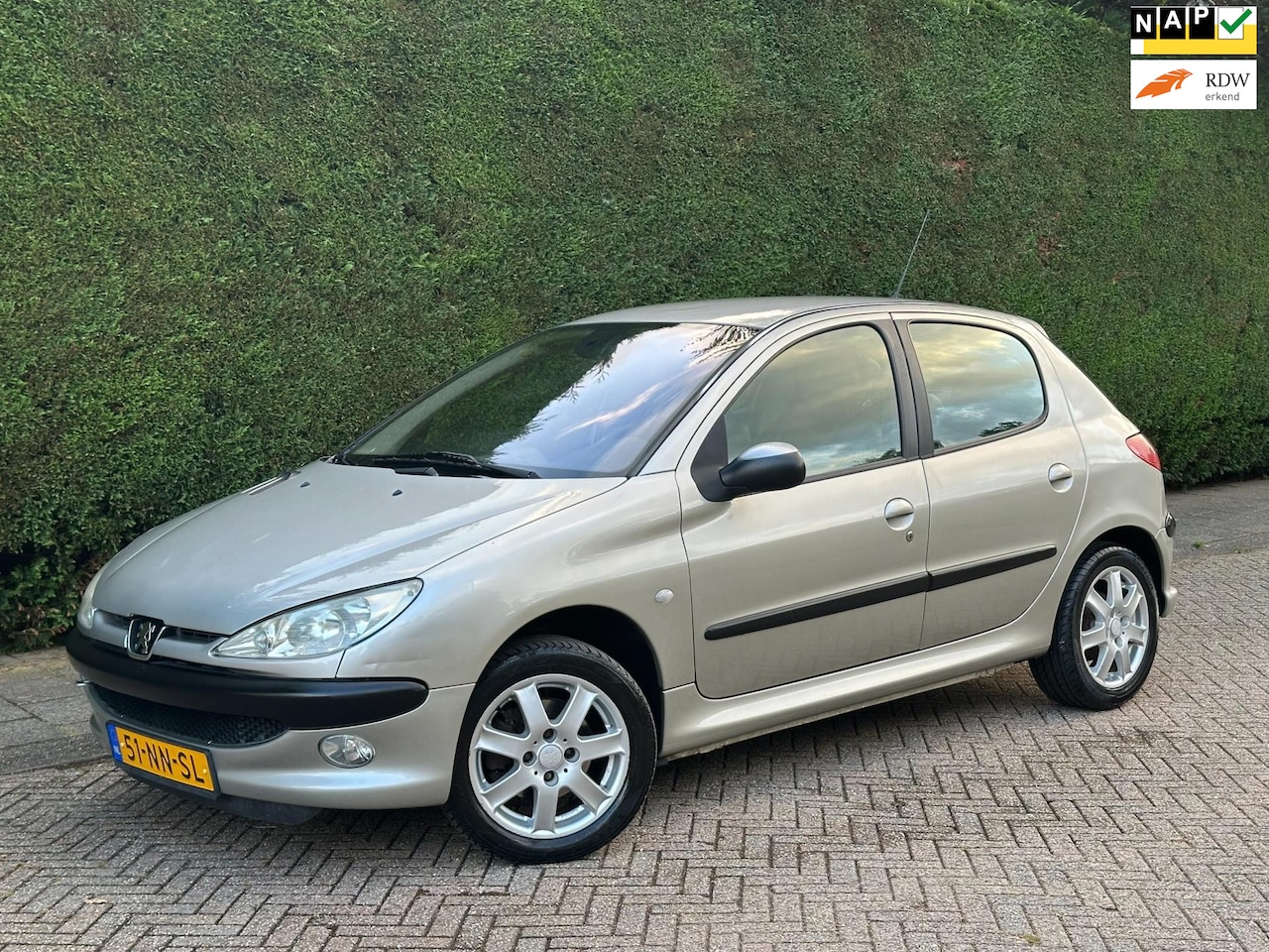 Peugeot 206 - 1.4-16V Gentry Premium /LEER/AIRCO/LMVELGEN/RIJDTGOED/ - AutoWereld.nl