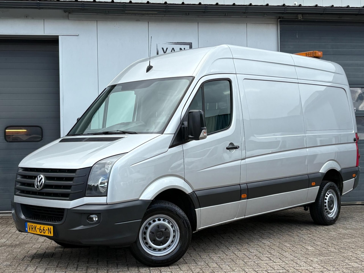 Volkswagen Crafter - 2.0TDI 136pk L2H2 3.5t Trekhaak Airco Cruise 3-pers. - AutoWereld.nl