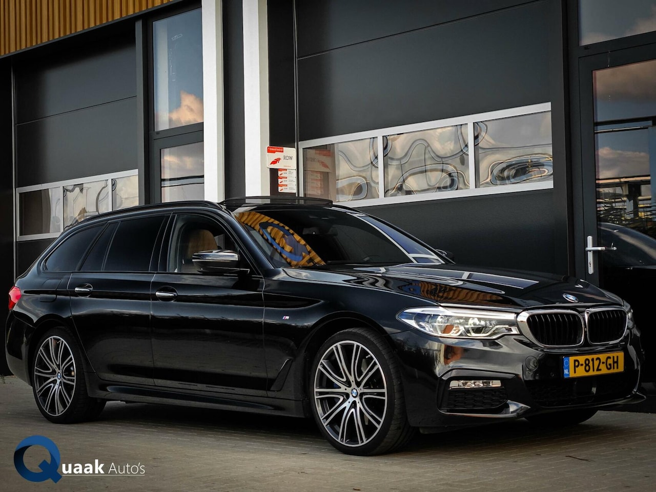 BMW 5-serie Touring - 530d xDrive M-Sport | HUD | PANO | H&K | TREKHAAK | LEER | CARPLAY | FULL OPTION - AutoWereld.nl