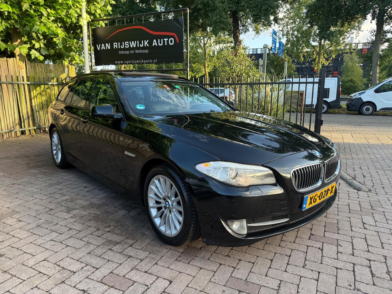 BMW 5-serie Touring - 520d High Exe Xenon Leder Pano Stoelverw Pdc - AutoWereld.nl
