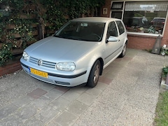 Volkswagen Golf - 1.6 Trendline