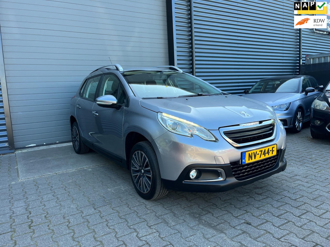 Peugeot 2008 - 1.6 e-HDi Blue Lease Executive AIRCO/LED/NAVIGATIE - AutoWereld.nl