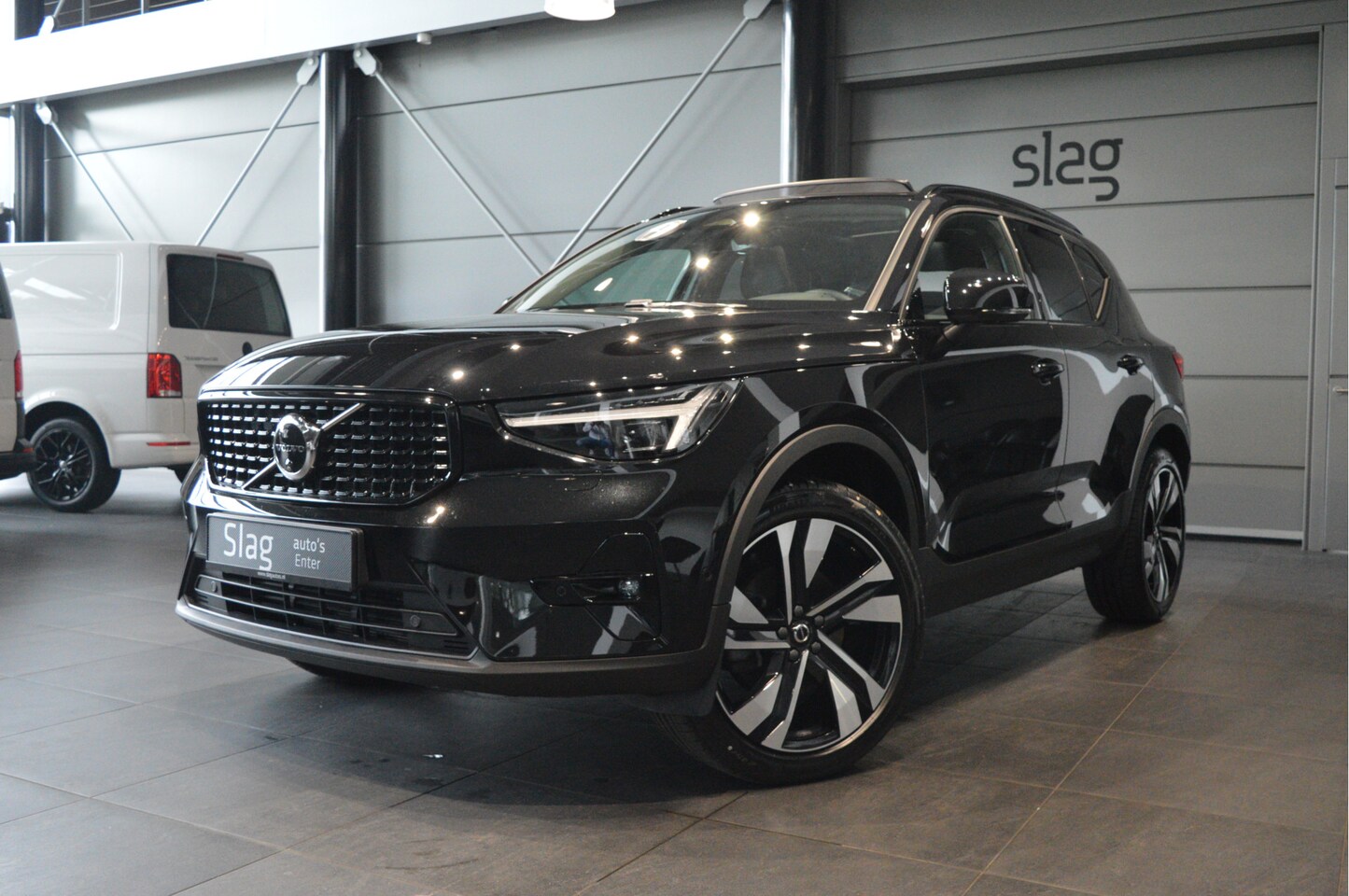 Volvo XC40 - 2.0 B3 Plus Dark leer pano camera harman kardon 20 inch !! - AutoWereld.nl