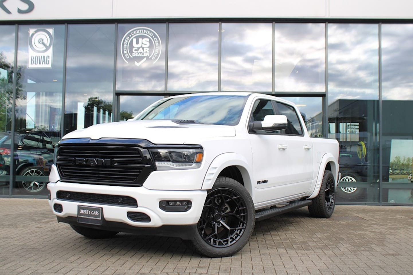 Dodge Ram - NIEUW BPM VRIJ 5.7i V8 Hemi Sport Black Ed. 12 inch Scherm / Pan - AutoWereld.nl