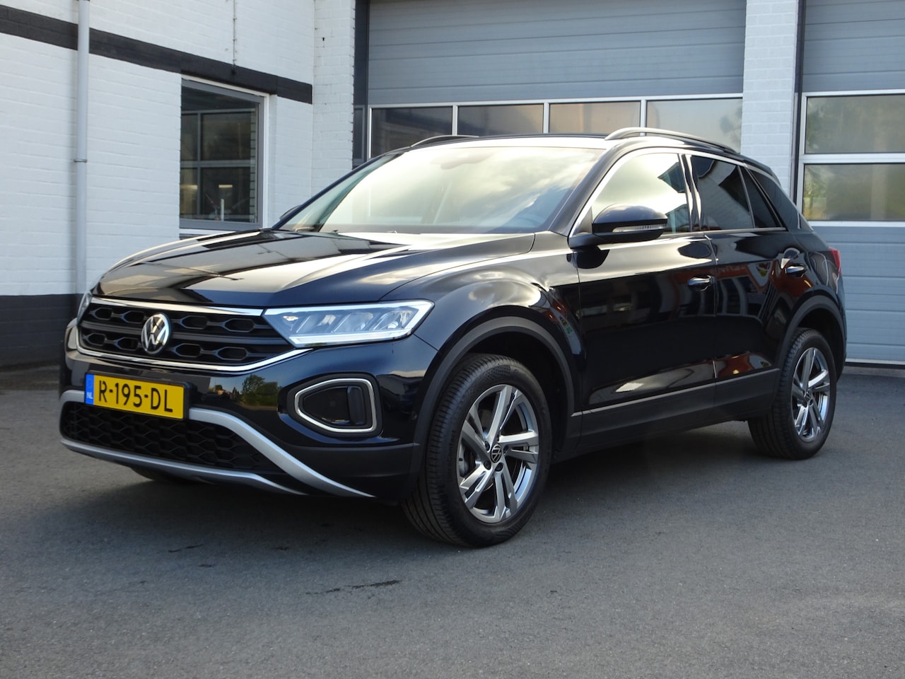 Volkswagen T-Roc - 1.0 TSI Life 75 Edition Airco, cruise controle, licht metalen velgen, parkeersensoren, nav - AutoWereld.nl
