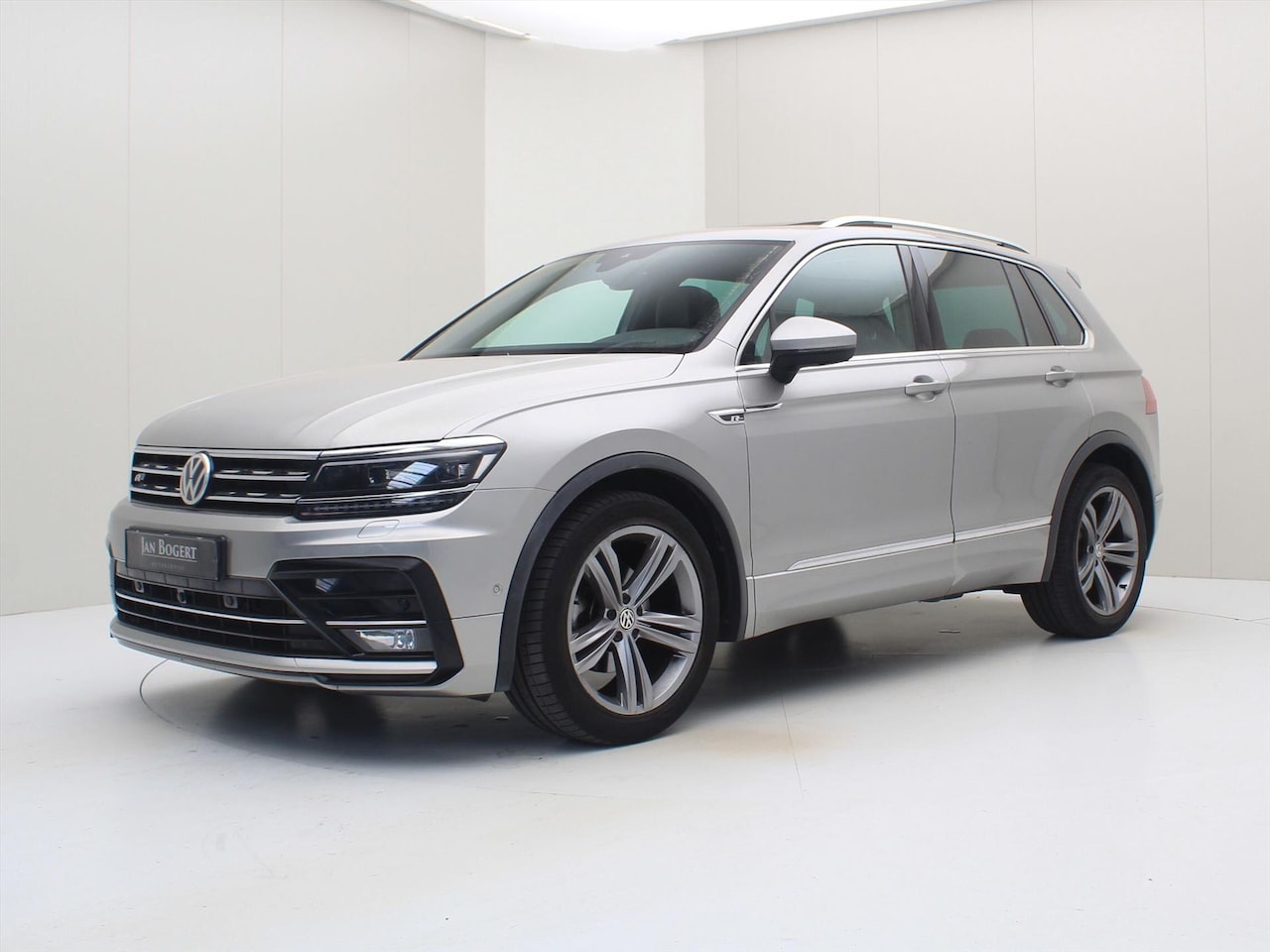 Volkswagen Tiguan - 1.5 TSI ACT 150pk DSG Highline Business R [ VIRTUAL+CAMERA+PANODAK+ACC+CLIMAAT+PDC+LED ] - AutoWereld.nl