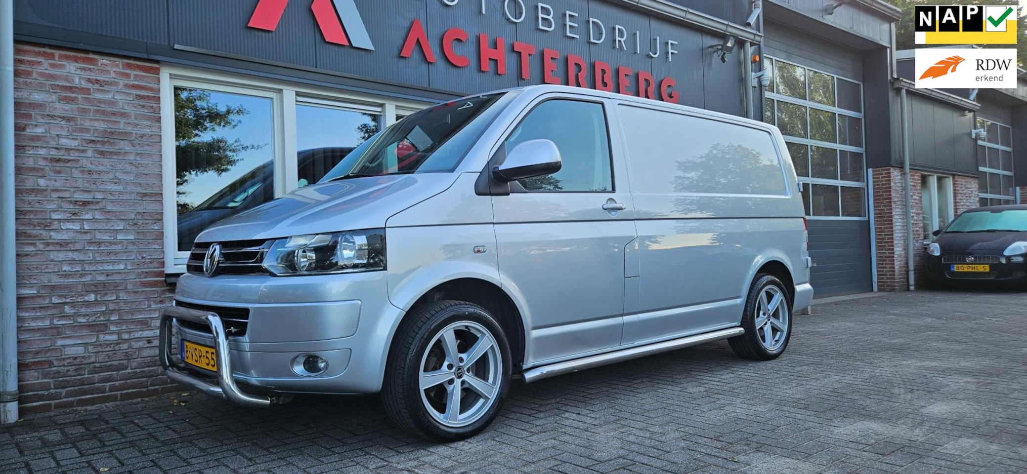 Volkswagen Transporter - 2.0 TDI L1H1 Trekhaak! 140PK! Mooie/Nette Bus! 3-Zitplaatsen! Airco! Cruise Control! - AutoWereld.nl