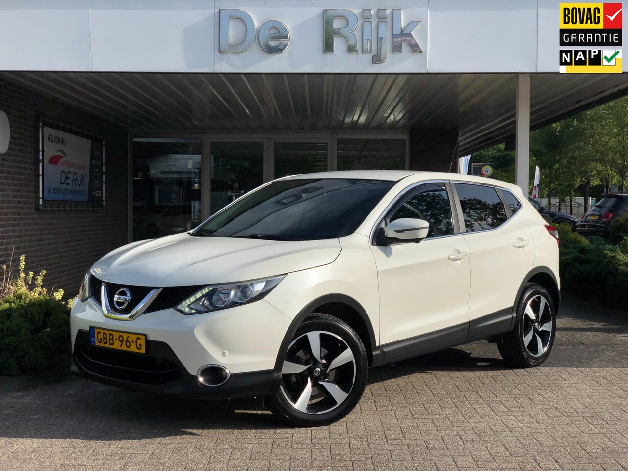 Nissan Qashqai - 1.2 N-Connecta | Navi, 360 Camera, Stoelverw., 18'' LMV, Trekhaak afn., Cruise, Climate | - AutoWereld.nl