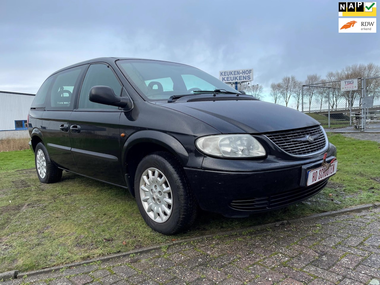 Chrysler Voyager - 2.4i SE // 7 persoons // airco // apk // - AutoWereld.nl
