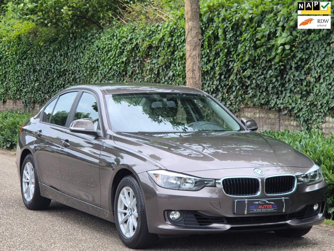 BMW 3-serie - 320i Executive Automaat Cruise Control LM Velgen Navigatie Bleutooth - AutoWereld.nl