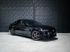 Alfa Romeo Giulia - 2.0 T GME AWD Veloce | Pano | 19"| ACC | Matrix |Side | Memo | ACC |
