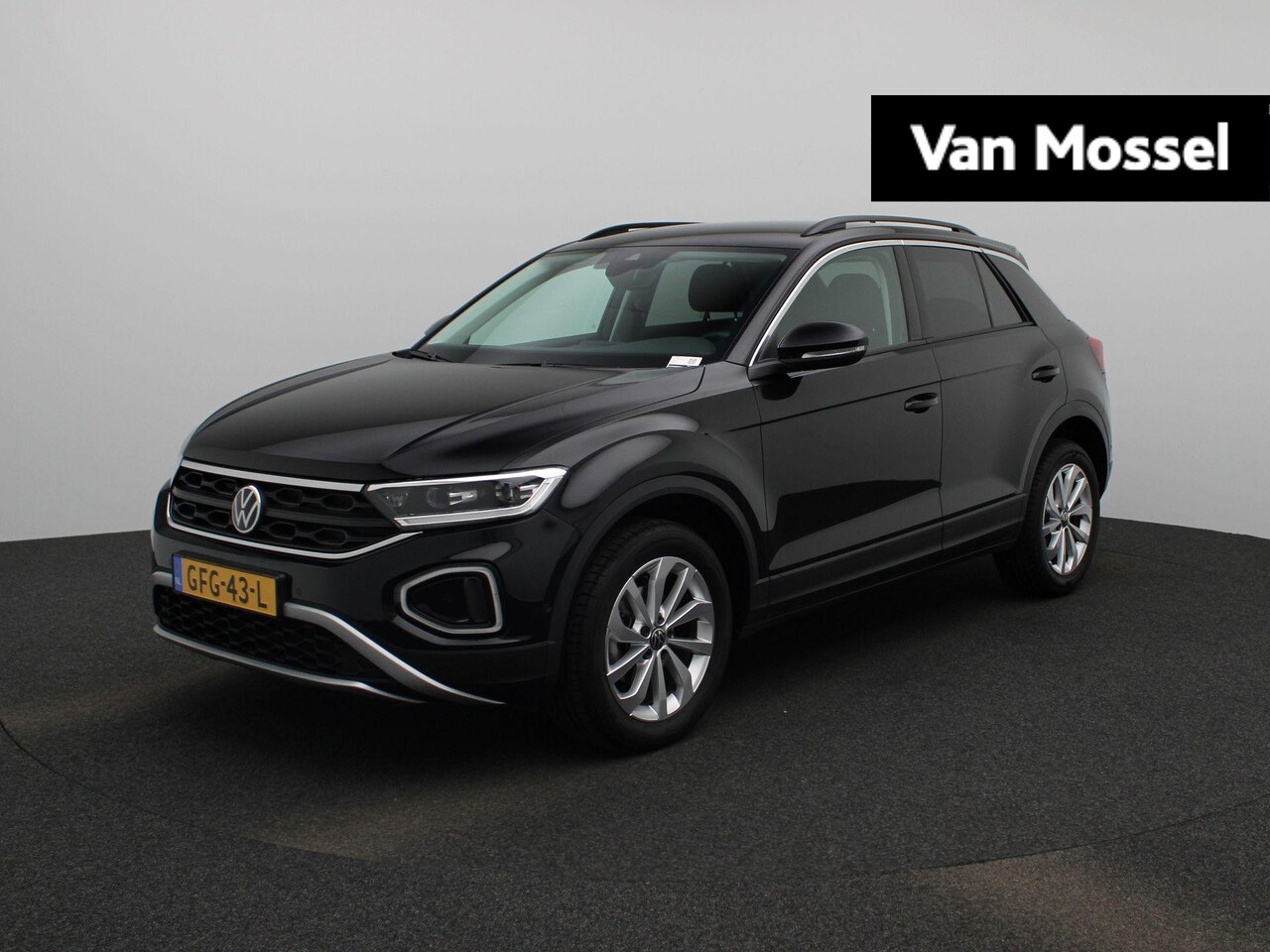 Volkswagen T-Roc - 1.0 TSI Life Edition | 17 inch velgen | Parkeersensoren voor/achter | keyless entry/start - AutoWereld.nl