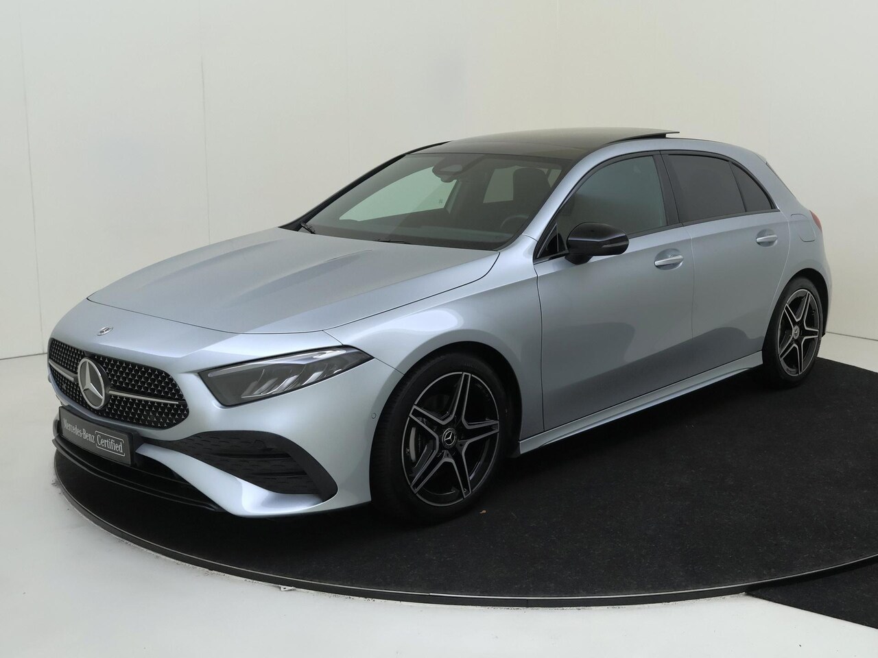 Mercedes-Benz A-klasse - 180 AMG Line Stoelverwarming / Achteruitrijcamera / Panorama-schuifdak / Night-Pakket - AutoWereld.nl