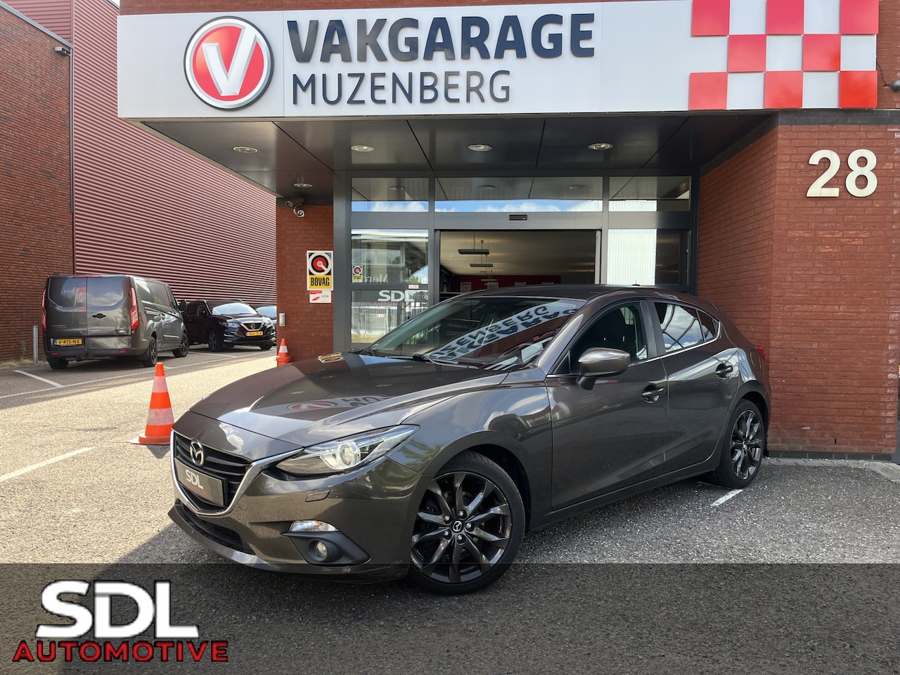 Mazda 3 - 2.0 SkyActiv-G 120 GT-M // LED // DODEHOEK // LEDER-ALCANTARA // NAVI // CLIMA // CAMERA+P - AutoWereld.nl