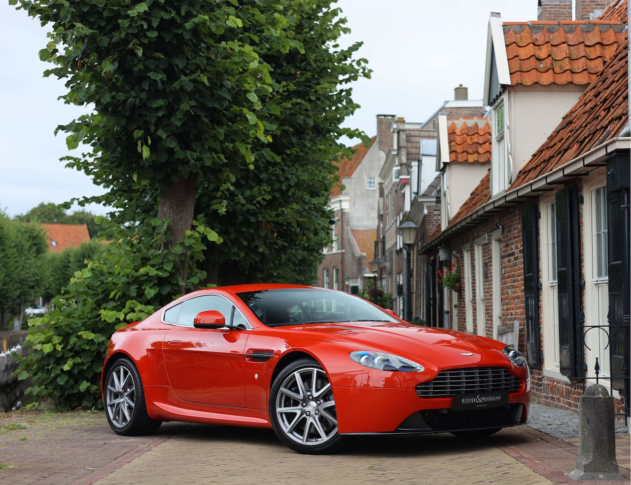 Aston Martin V8 Vantage - 4.7 V8 | Q Lions Red - Handbak - Perfecte staat - AutoWereld.nl