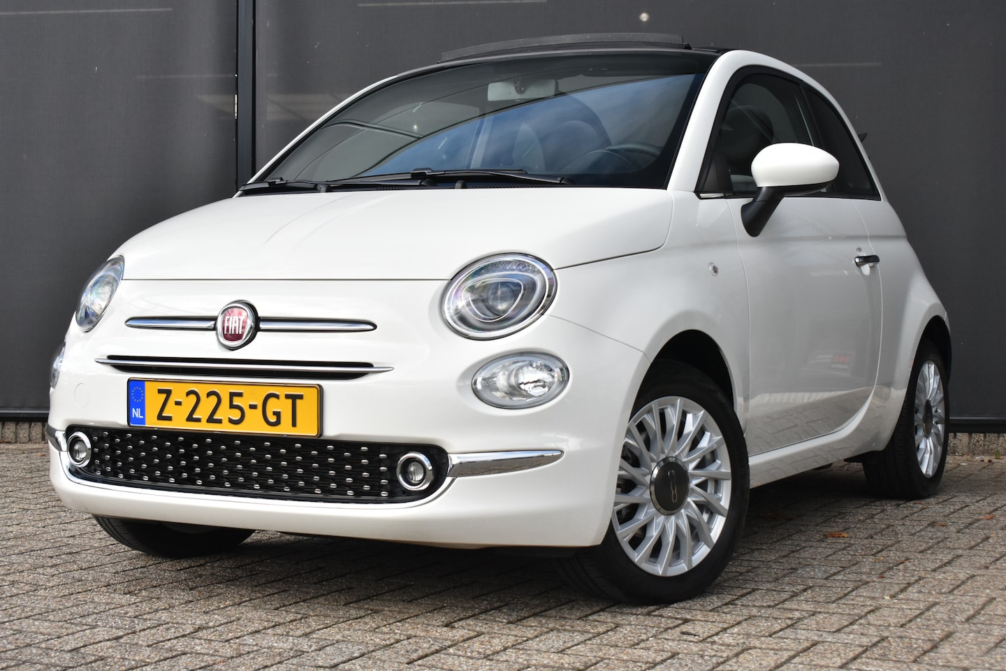 Fiat 500 C - 1.0 Hybrid Dolcevita Finale | Navigatie by App | Parkeersensoren | 15"LMV | Cruise Control - AutoWereld.nl