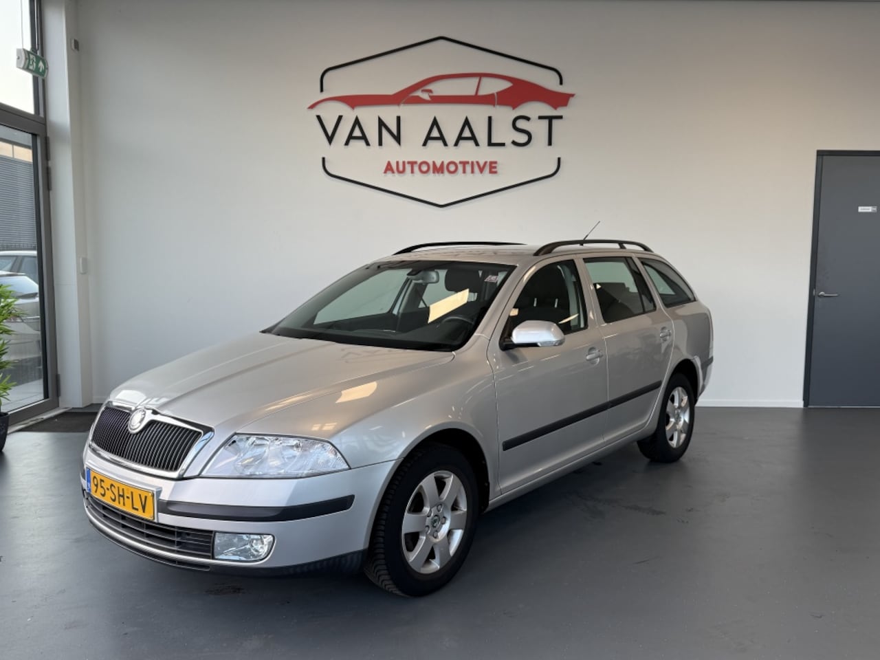 Skoda Octavia Combi - 1.6 Elegance/ Airco/ Trekhaak/ Sensoren Achter - AutoWereld.nl