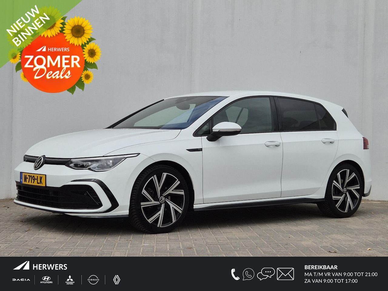 Volkswagen Golf - 1.5 eTSI R-Line Automaat / Apple Carplay Android Auto / LED-lichtpakket / Virtual Cockpit - AutoWereld.nl