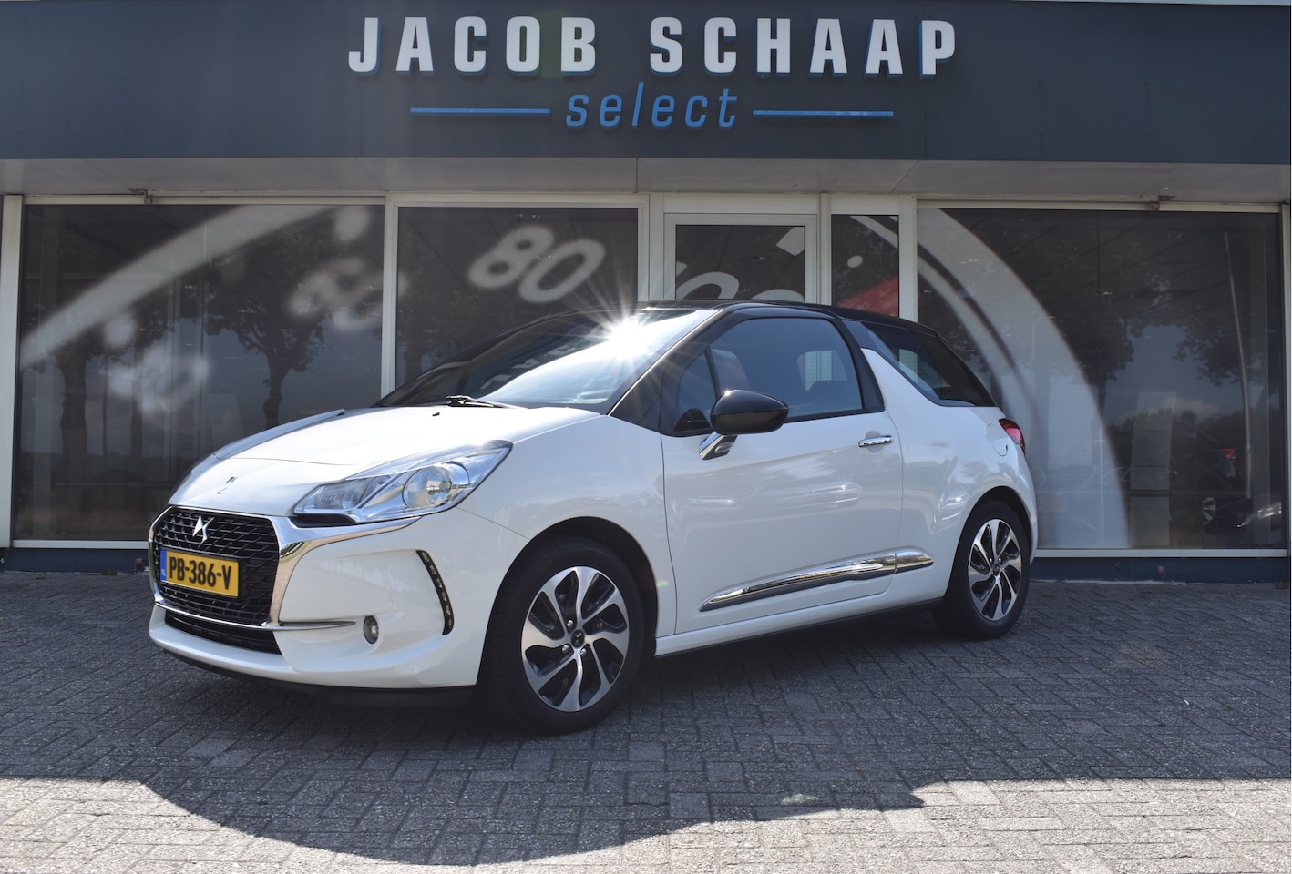 DS 3 - 1.2 PureTech So Chic / Airco / Cruise control / 16" LM / Lage km stand! - AutoWereld.nl