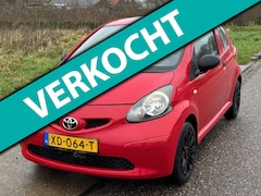 Toyota Aygo - 1.0-12V 3-Drs Stuurbekrachtiging Airco Audio/CD Colorpakket LMV 14" ABS EBD Getint glas De