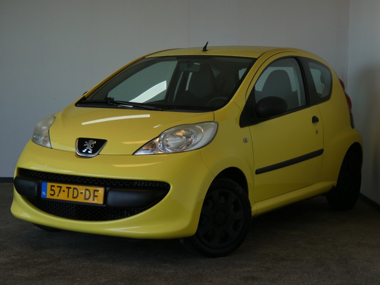 Peugeot 107 - 1.0-12V XR Nwe APK airco - AutoWereld.nl