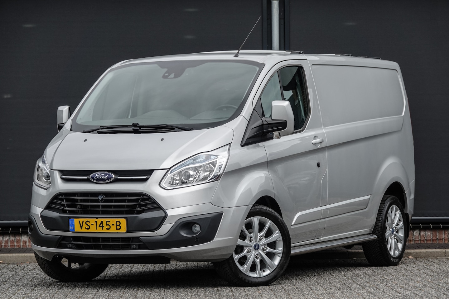 Ford Transit Custom - L1H1 2.2Tdci 155Pk | Champions Edition | Stoel-Bank | Achteruitrijcamera | Sidebars | 18'' - AutoWereld.nl