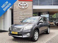 Toyota RAV4 - 2.0 VVTi Dynamic 2WD NL-AUTO NAVI TREKHAAK 1500KG CRUISE HANDS-FREE AIRCO AUX