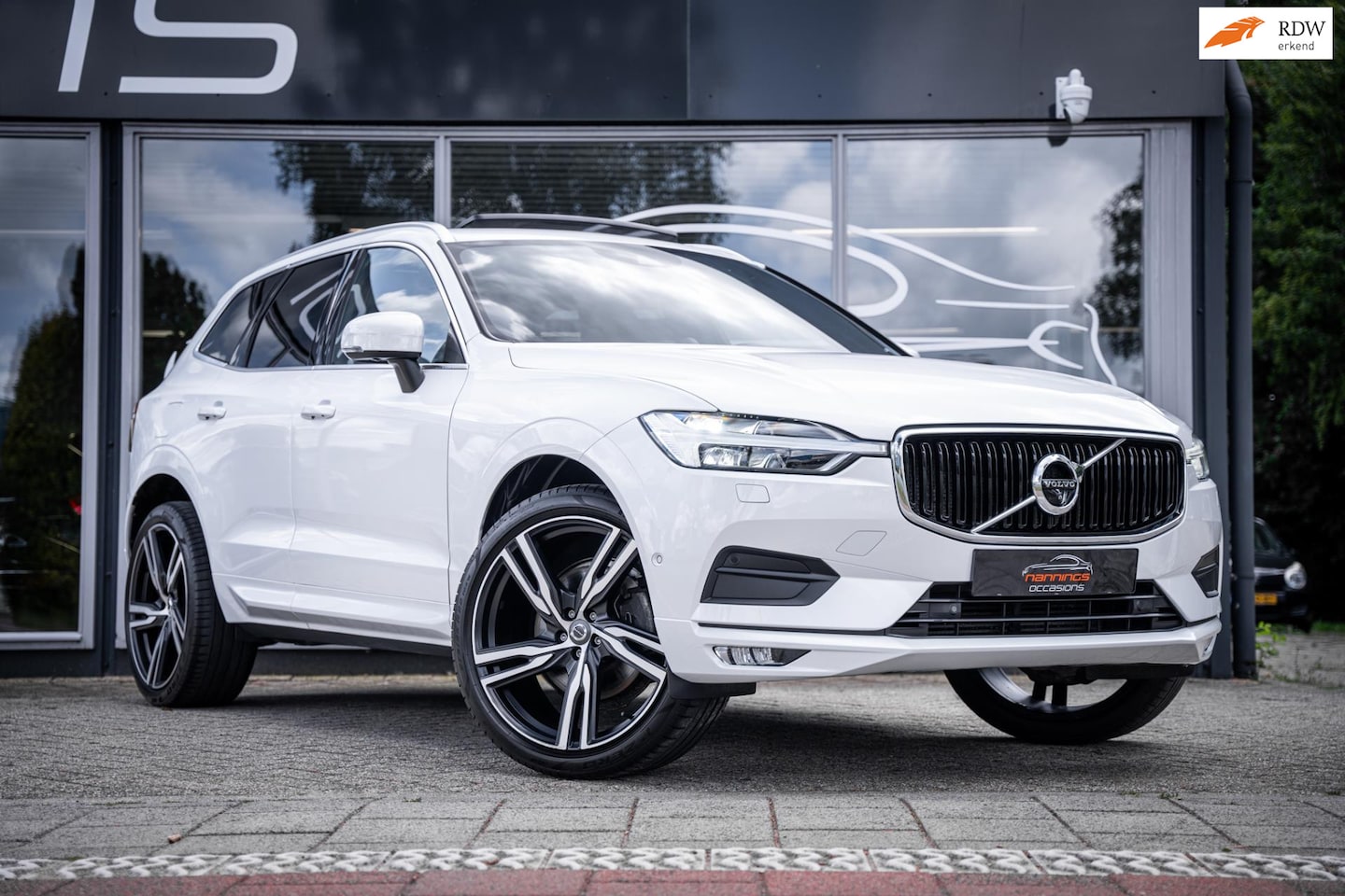 Volvo XC60 - 2.0 T5 AWD Momentum|B&W audio|Luchtvering|Trekhaak|HUD|Schuif/kantel|360 camera|Achterbank - AutoWereld.nl