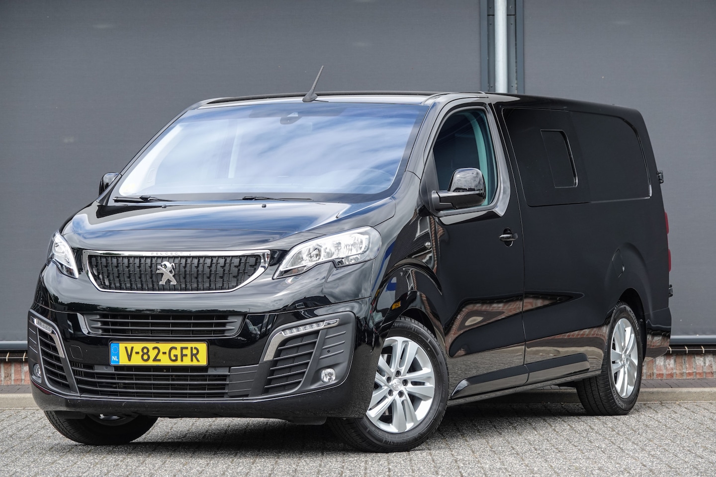 Peugeot Expert - Long | Dubbele Cabine | 2.0 BlueHDI 177Pk Aut. | 5-Persoons | 360° Camera | Trekhaak | 17' - AutoWereld.nl